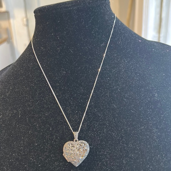 925  SILVER NECKLASE  WITH A HEART  WITH MARCASITES    HEARTH OPEN - Picture 1 of 15